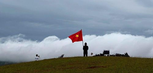 Tà Xùa là vùng núi cao nằm ở phía Bắc tỉnh Sơn La, ở độ cao trung bình trên 1.500m so với mực nước biển, nổi tiếng với khí hậu mát mẻ quanh năm, cảnh quan thiên nhiên hùng vĩ và hệ sinh thái đặc sắc