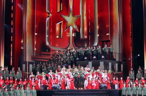 Đại tướng Lương Tam Quang, Bộ trưởng Bộ Công an và Thượng tướng Phạm Thế Tùng tặng hoa tri ân các Anh hùng lực lượng An ninh nhân dân các thời kỳ. Ảnh: Phạm Kiên - TTXVN