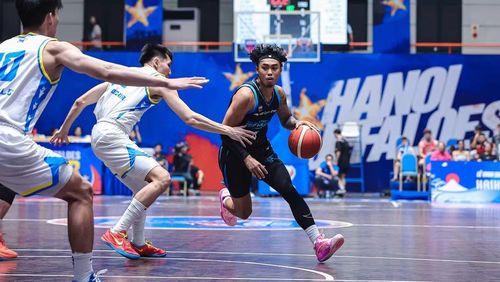 Lian Ramiro tỏa sáng giúp Hanoi Buffaloes bứt tốc về đích tại hiệp 4.