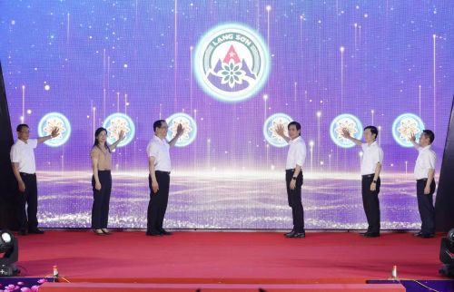 Lãnh đạo tỉnh Lạng Sơn thực hiện nghi thức khai trương Không gian văn hóa đường Hùng Vương.