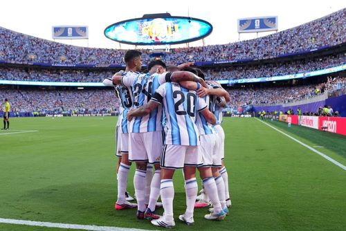 Các cầu thủ Argentina ăn mừng bàn thắng. (Ảnh: THX/TTXVN)