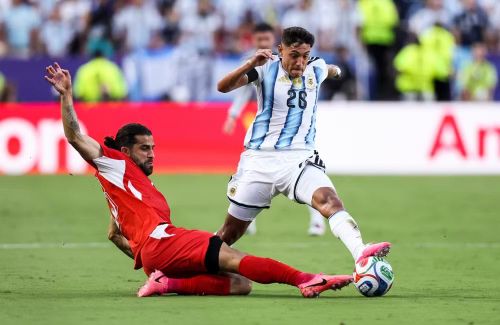 Pha tranh chấp bóng giữa Nahuel Molina (phải) của Argentina và cầu thủ Thụy Sĩ. (Ảnh: THX/TTXVN)