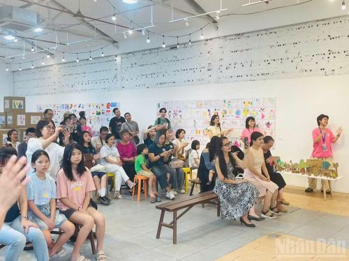 Người xem thích thú trước tiết mục biểu diễn ấn tượng của ban nhạc và cùng ngân nga theo giai điệu ngọt ngào của bài hát.