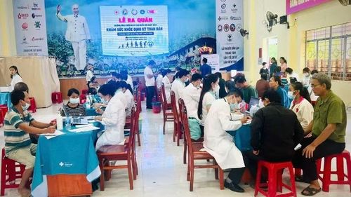 Đông đảo người dân đã đến khám sức khỏe miễn phí toàn dân ở điểm khám xã Phú Lý.