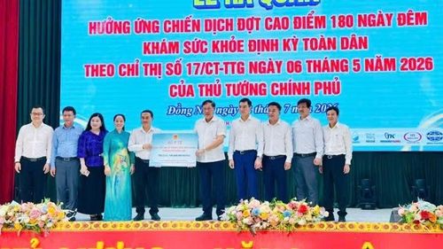 Thứ trưởng Y tế Đỗ Xuân Tuyên trao bảng biểu trưng kinh phí Quỹ Bảo trợ trẻ em Việt Nam cho lãnh đạo Ủy ban nhân dân thành phố Đồng Nai tại lễ ra quân.