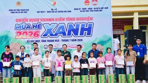 Đại diện các đơn vị cùng tuổi trẻ trao tặng quà cho trẻ em ở xã Bát Mọt.