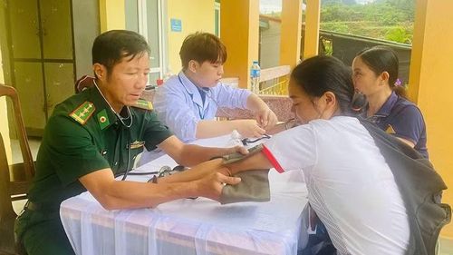 Quân y cùng nhân lực y tế trẻ tuổi thăm, khám sức khỏe cho người dân xã Bát Mọt.