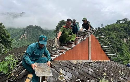 Cán bộ, chiến sĩ Công an Điện Biên cùng lực lượng dân quân tự vệ hỗ trợ người dân di chuyển nhà cửa đến nơi an toàn.
