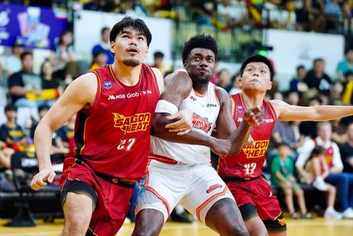 Trung phong chủ lực Karachi Edo (áo trắng) của Danang Dragons trước áp lực phòng ngự từ Saigon Heat.