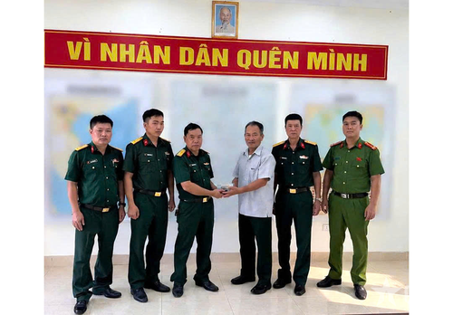 Thiếu tá QNCN Phạm Văn Công (thứ ba, từ trái sang) bàn giao lại tài sản cho ông Phòng.