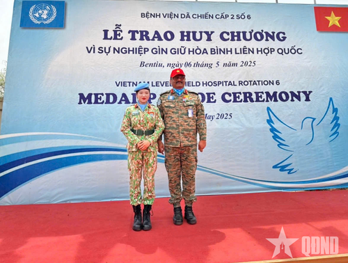 Trung tướng Mohan Subramanian, Tư lệnh Lực lượng Phái bộ Gìn giữ hòa bình Liên hợp quốc tại Nam Sudan với Thượng úy QNCN Trần Yến Linh. Ảnh do nhân vật cung cấp