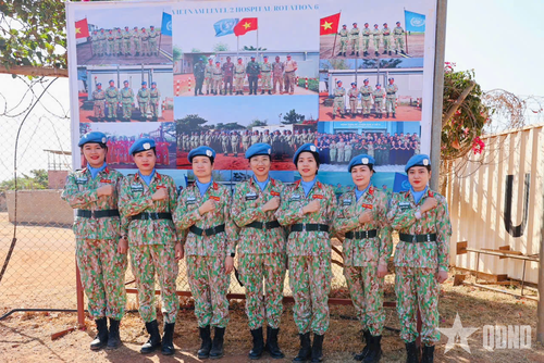 Thượng úy QNCN Trần Yến Linh (ngoài cùng, bên phải) cùng đồng đội. Ảnh do nhân vật cung cấp