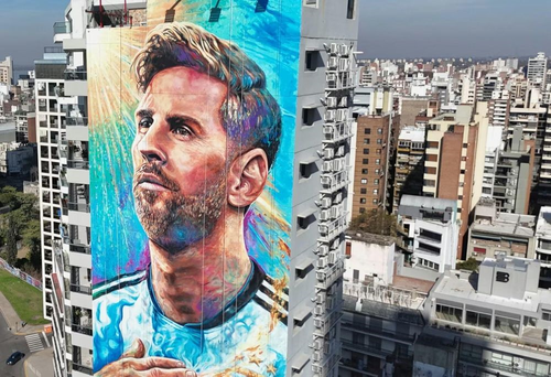 Thành phố Rosario vừa hoàn tất việc phục dựng bức tranh tường khổng lồ về Lionel Messi. Ảnh: Reuters