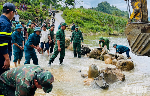  Nhiều lực lượng cùng tham gia tìm kiếm nạn nhân.