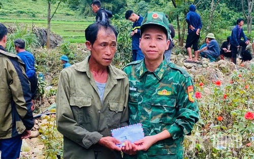Đồn Biên phòng Sin Suối Hồ (Ban chỉ huy Bộ đội Biên phòng tỉnh Lai Châu) hỗ trợ gia đình nạn nhân lo hậu sự.