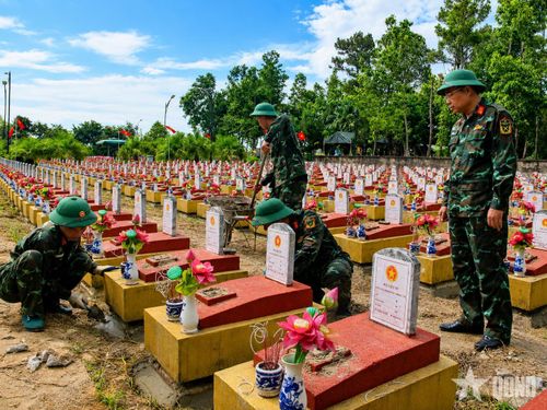 Sau khi hoàn thành lấy mẫu, phần mộ các liệt sĩ được chỉnh trang chu đáo, khang trang.