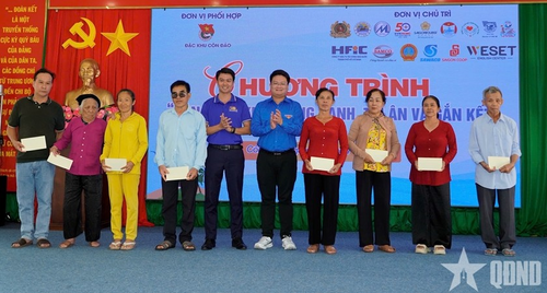 Trao quà tặng các trường hợp có hoàn cảnh khó khăn tại đặc khu Côn Đảo.