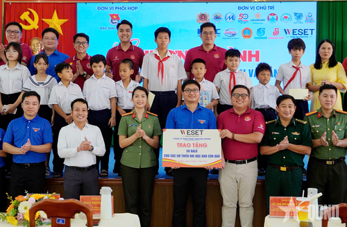 Trung tâm Anh ngữ WESET đồng hành trao tặng ba lô học tập tặng học sinh tại đặc khu Côn Đảo.