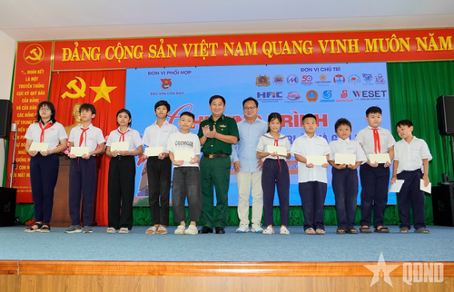 Trao quà “Nâng bước em tới trường” tặng các học sinh có hoàn cảnh khó khăn được Bộ đội Biên phòng Thành phố nhận đỡ đầu.