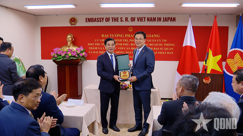 Đại tướng Phan Văn Giang trao quà lưu niệm tặng Đại sứ quán Việt Nam tại Nhật Bản. 
