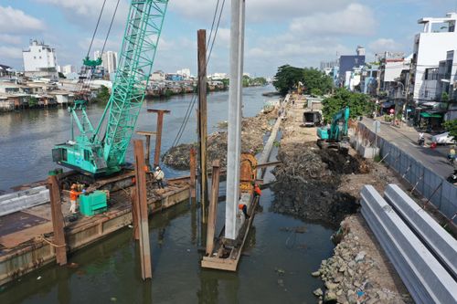  Đóng cọc, làm bờ kè Kênh Đôi dọc đường Nguyễn Duy, phường Chánh Hưng (thuộc Dự án Nạo vét, xây dựng hạ tầng, cải tạo môi trường bờ Bắc kênh Đôi, tổng mức đầu tư hơn 7.300 tỷ đồng 
