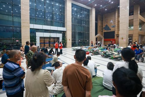  Người dân Chiết Giang chuyển đến nơi tránh trú an toàn. Ảnh: XINHUA 