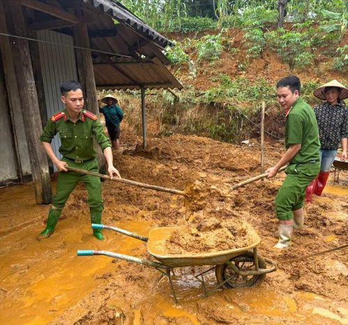 Lực lượng chức năng ở tỉnh Lai Châu hỗ trợ nhân dân xã Mường Than khắc phục thiệt hại do mưa lũ xảy ra trong các ngày 10 và 11-7. Ảnh: CÔNG AN TỈNH LAI CHÂU