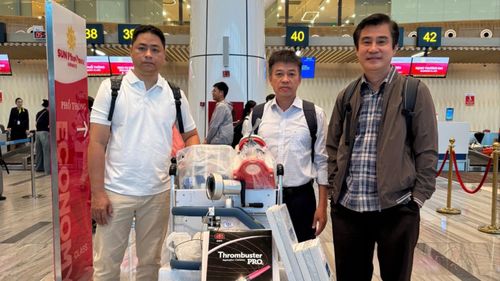  Nhóm chuyên gia của Bệnh viện Chợ Rẫy mang theo trang thiết bị hồi sức cấp cứu đến Phú Quốc. 