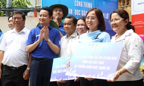 Trao bảng tượng trưng tặng 160 bộ đồng phục cho trẻ em Trường Mầm non Thạnh An