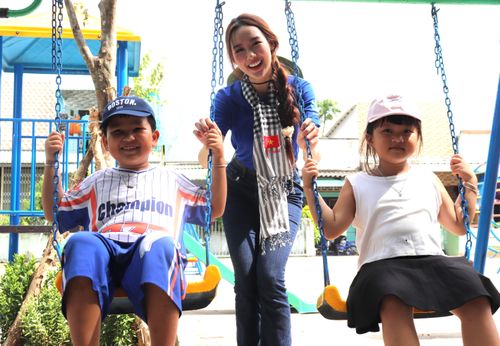Thiếu nhi xã Thạnh An vui chơi tại sân chơi thiếu nhi