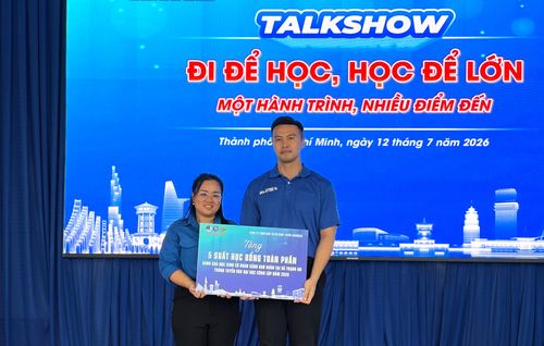 Trao bảng tượng trưng tặng 5 suất học bổng cho học sinh có hoàn cảnh khó khăn