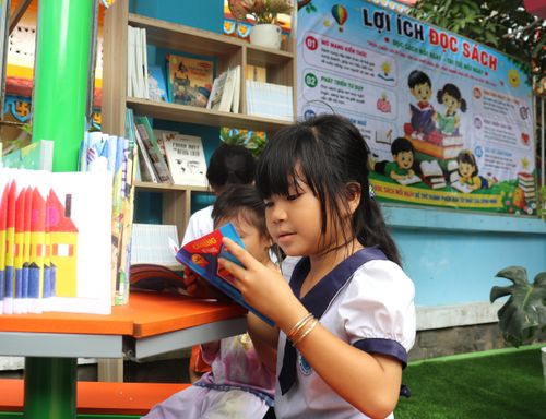 Học sinh đọc sách tại không gian “Đọc sách cùng xích lô”