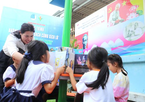 Giáo viên, học sinh đọc sách tại không gian “Đọc sách cùng xích lô”