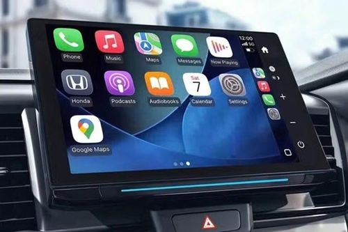 Bên trong cabin, Honda City 2026 được bổ sung gương chiếu hậu chống chói tự động, màn hình cảm ứng trung tâm dạng nổi kích thước 10 inch, hỗ trợ kết nối Apple CarPlay/Android Auto không dây, đèn viền nội thất...