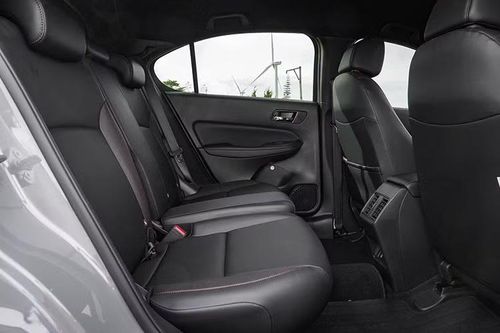 Danh sách an toàn tiếp tục có gói Honda Sensing với đèn pha tự động, cảnh báo và hỗ trợ giữ làn, hỗ trợ duy trì làn đường, cảnh báo va chạm phía trước kèm phanh tự động, kiểm soát hành trình thích ứng ở dải tốc độ thấp, cảnh báo xe phía trước khởi hành và camera LaneWatch.