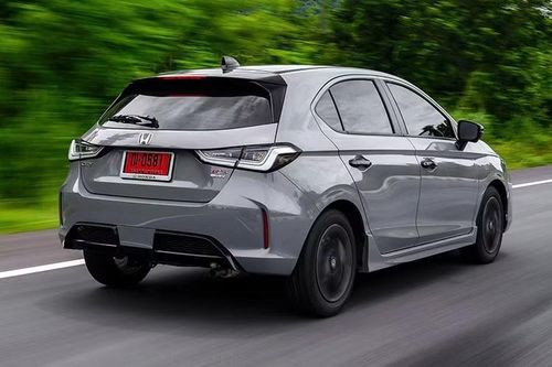 Đối với các phiên bản và màu sơn khác, Honda Thái vẫn tiếp tục nhận đặt hàng như bình thường. Được biết, chỉ sau thời gian ngắn mở cọc, Honda City facelift 2026 mới nhận được hơn 10.000 đơn đặt hàng tại Thái Lan.