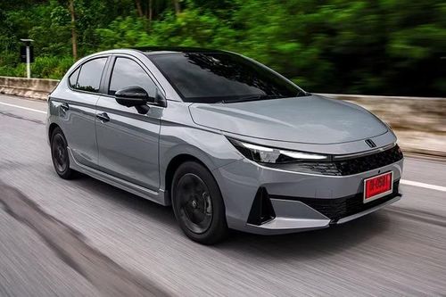 Giá bán chính thức của Honda City 2026 tại Thái Lan dao động từ 569.000 - 749.000 baht (tương đương từ 450-590 triệu đồng).Ở lần nâng cấp này, Honda City được thay đổi đáng kể ở ngoại thất.