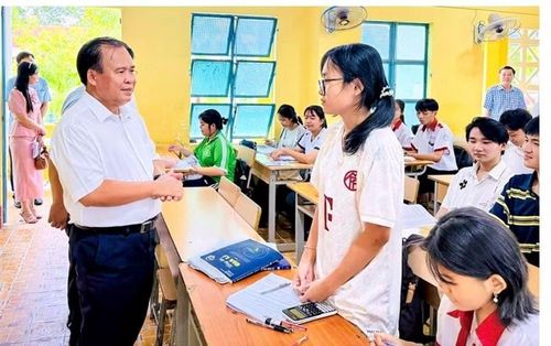 Ông Nguyễn Minh Luân, Phó Chủ tịch UBND tỉnh Cà Mau động viên học sinh Trường THPT Trần Văn Bảy tham gia kỳ thi tốt nghiệp THPT năm 2026. (Ảnh: Cổng TTĐT Cà Mau)
