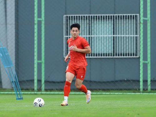 Qua hai trận đấu tại Hàn Quốc, các cầu thủ đang nỗ lực hoàn thiện cả trong phòng ngự lẫn tấn công, đồng thời giúp các vị trí hiểu nhau hơn để có sự chuẩn bị tốt nhất cho giải AFF Cup”, Đình Bắc chia sẻ. Ảnh: VFF.