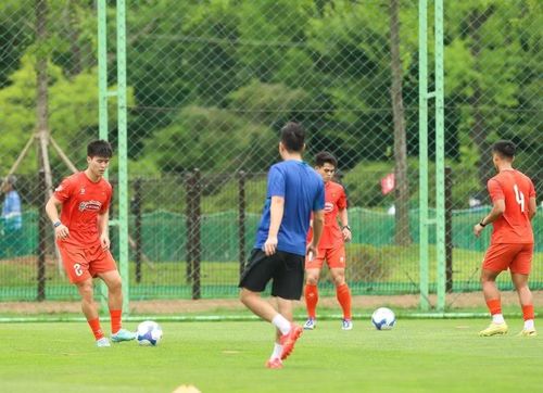 Ở buổi tập mới nhất trên đất Hàn Quốc, đội tuyển Việt Nam chào đón sự trở lại của trung vệ Đỗ Duy Mạnh, người đã phải ngồi ngoài vì chấn thương trong suốt hơn một tuần qua. Ảnh: VFF.