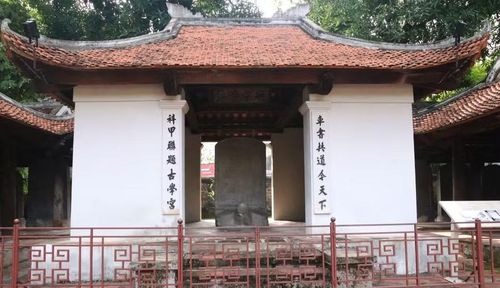 Bia Tiến sĩ khoa thi năm 1442, khoa thi có Trạng nguyên Nguyễn Trực đỗ đầu.