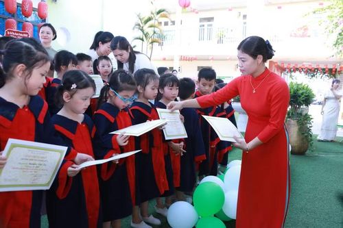 Cô trò Trường Mầm non An Khánh B, xã An Khánh, Hà Nội trong lễ bế giảng năm học 2025-2026. Ảnh: Đình Tuệ.