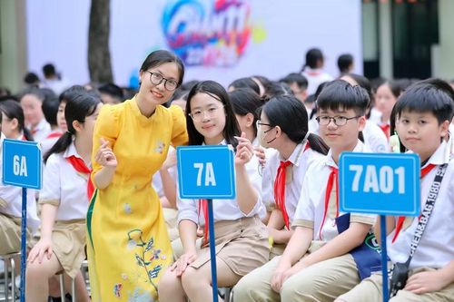 Cô trò Trường THCS Thái Thịnh, phường Đống Đa, Hà Nội.