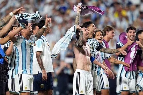 Messi cùng đồng đội ăn mừng chiến thắng 3-1 của Argentina trước Thụy Sĩ để vào bán kết World Cup 2026. Ảnh: AP.