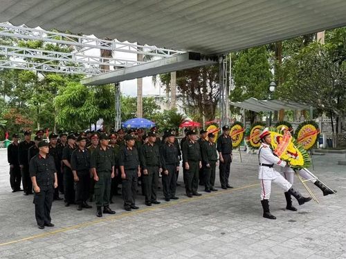 Hàng nghìn cựu binh, thân nhân liệt sĩ về thăm lại chiến trường xưa.