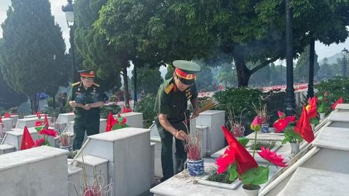 Những nén nhang trầm tri ân những người lính.