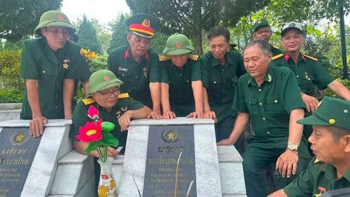 Các cựu chiến binh cùng ôn lại kỷ niệm thời lửa đạn bên phần mộ đồng đội.
