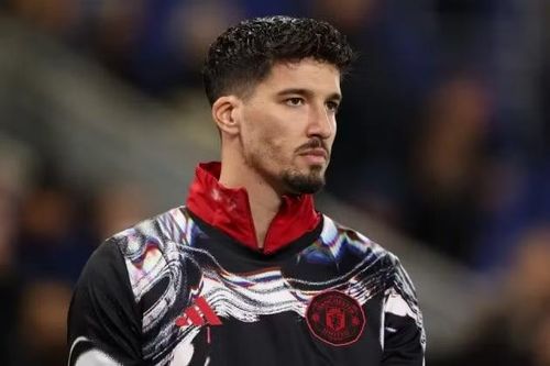 Bayindir trở thành thủ môn thứ 2 rời Old Trafford trong hè 2026. Trước đó, thủ thành Onana đã gia nhập Trabzonspor theo dạng cho mượn thêm một mùa giải.