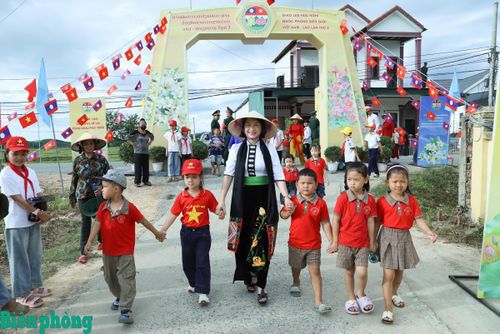 Giáo viên cùng các em học sinh phấn khởi đến dự Lễ khởi công xây dựng Trường Mầm non Thanh Hà. Ảnh: Ngọc Lâm