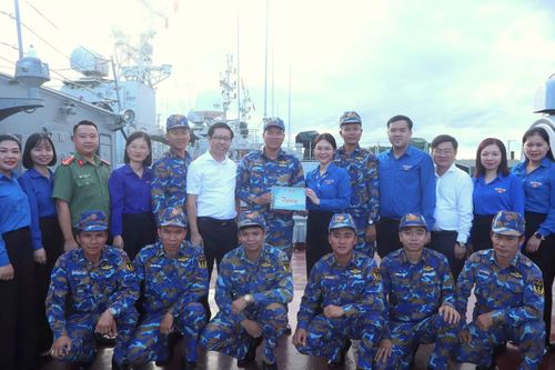 Đoàn công tác tỉnh Cao Bằng tới thăm cán bộ, chiến sĩ và tham quan các tàu của Vùng 3 Hải quân.